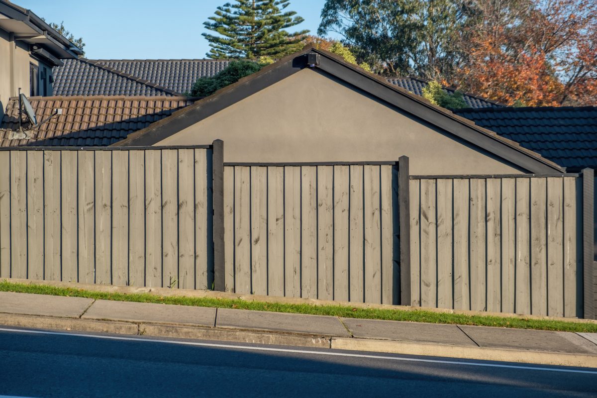 Does A Sloped Yard Require A Stepped Fence?